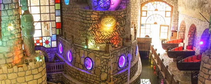 شهر زیرزمینی کاریز از جاهای دیدنی کیش در شب
